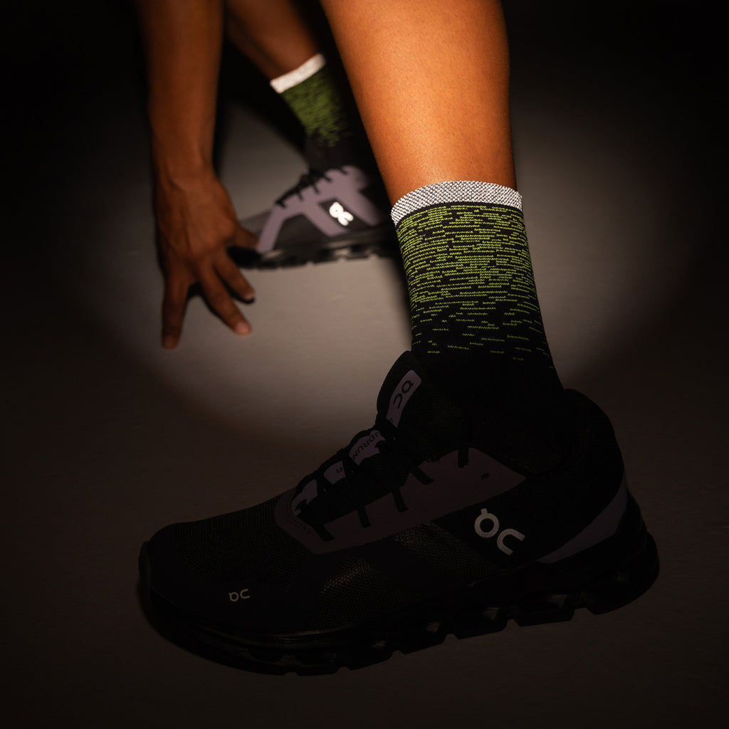 Feetures Elite Light Cushion Reflective Mini Crew sock in Light Wave — heel detail #Color_Light Wave
