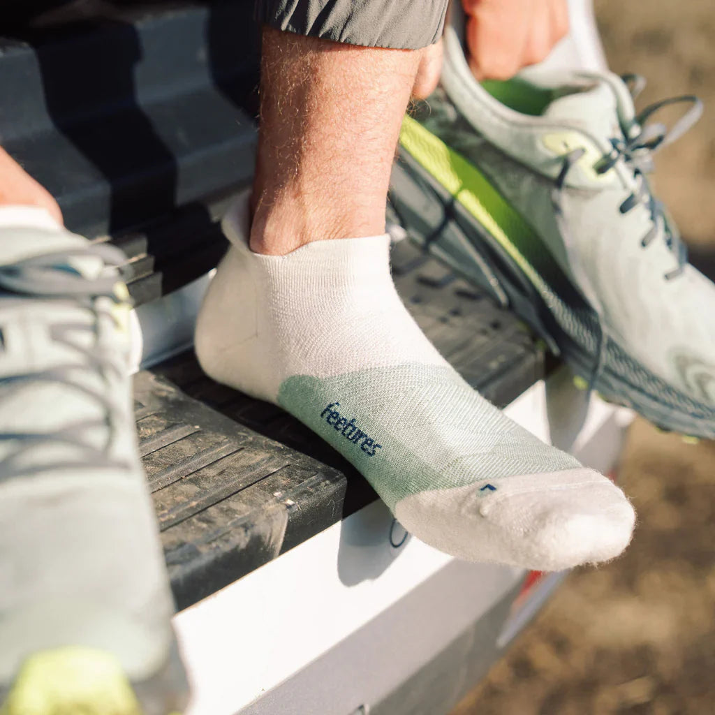 Feetures Merino 10 Max Cushion Tab sock in Pampas Grass — heel detail #Colour_Pampas Grass
