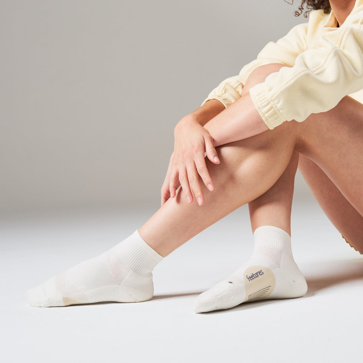 Feetures Elite Light Cushion Quarter sock in Linen — heel detail #Colour_Linen