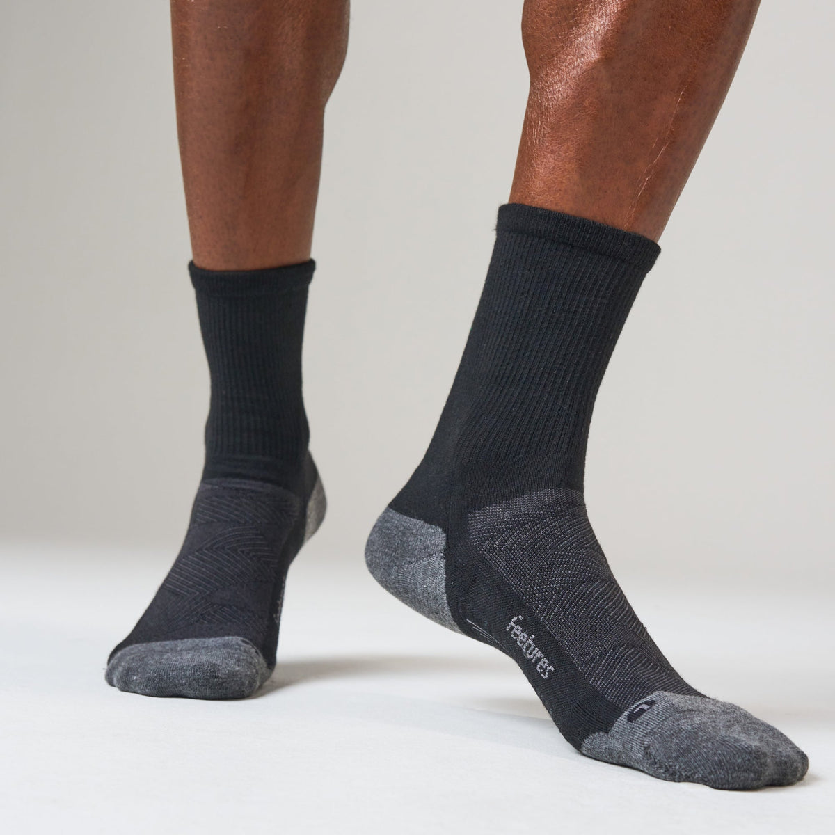 Feetures Elite Max Cushion Mini Crew sock in Black — heel detail #Color_Black