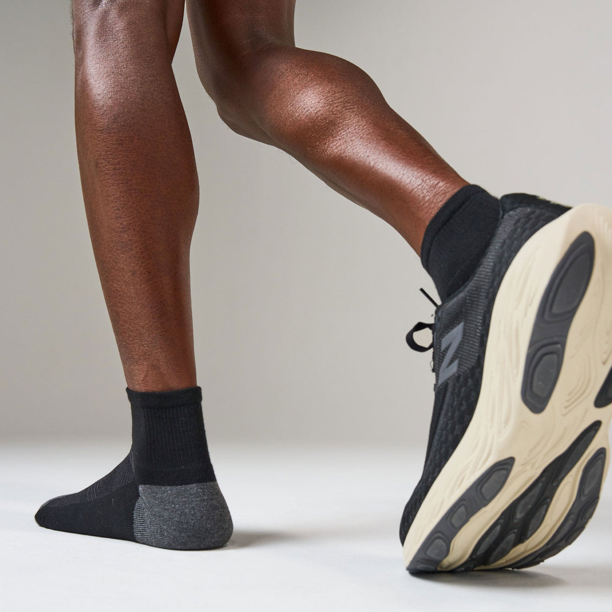 Feetures Elite Max Cushion Quarter sock in Black — lifestyle #Colour_Black