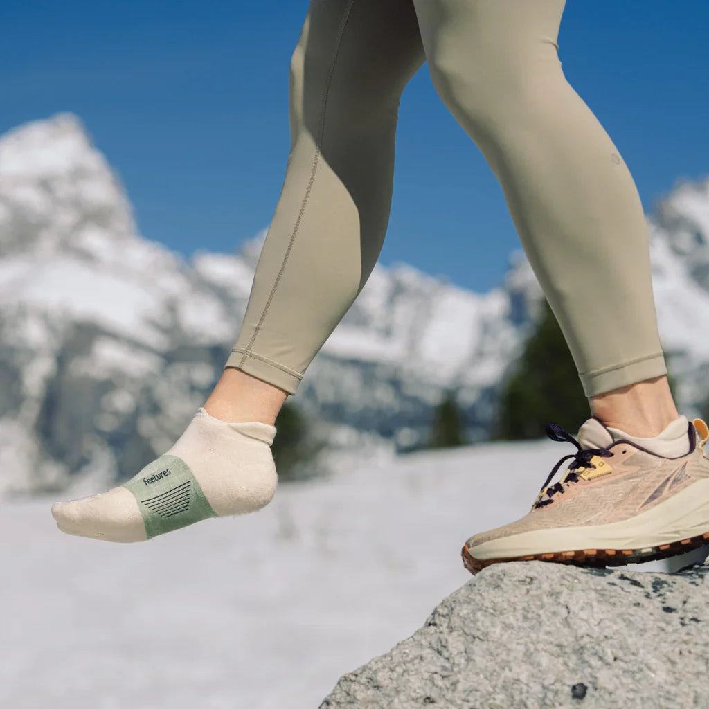 Feetures Merino 10 Max Cushion Tab sock in Pampas Grass — lifestyle #Colour_Pampas Grass
