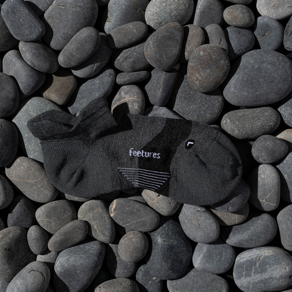 Feetures Merino 10 Ultra Light Tab sock in Grey — heel detail #Color_Grey