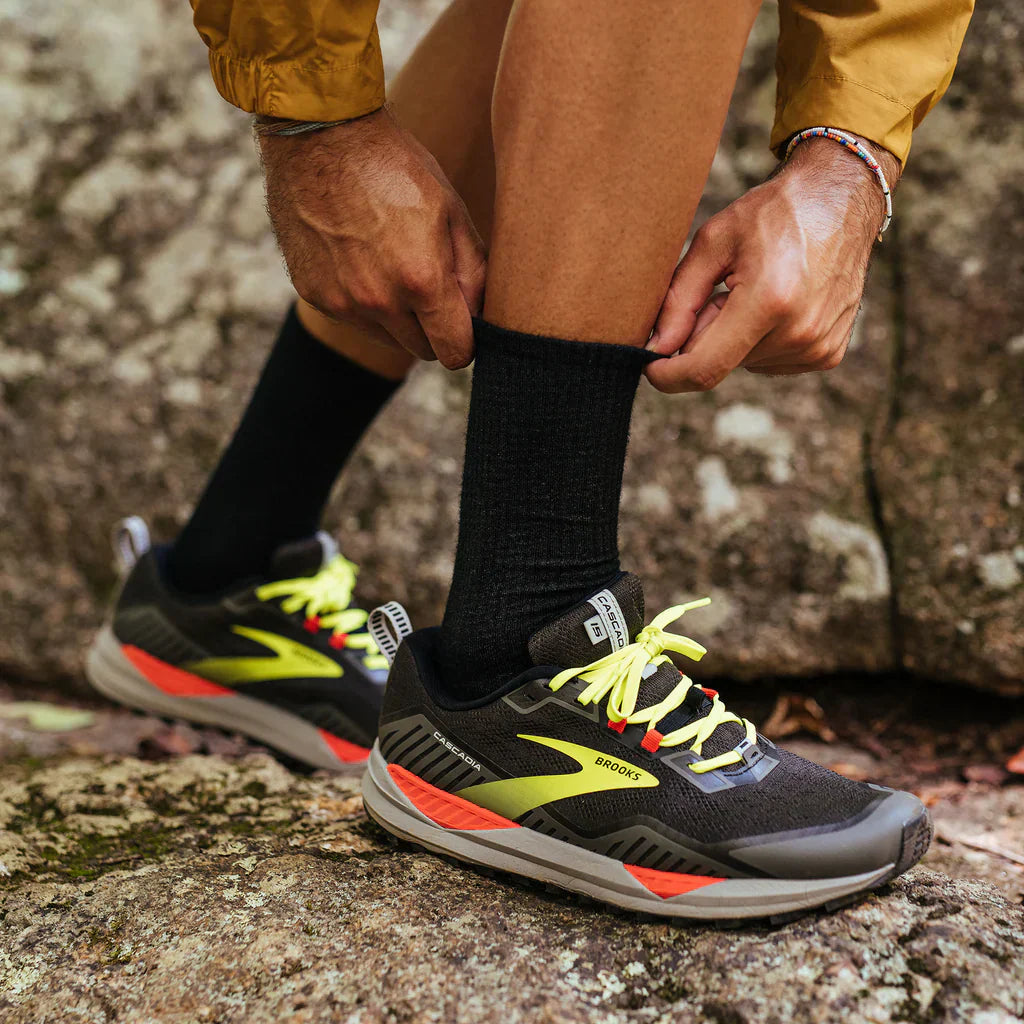 Feetures Merino 10 Ultra Light Cushion Mini Crew sock in Black — heel detail #Color_Black
