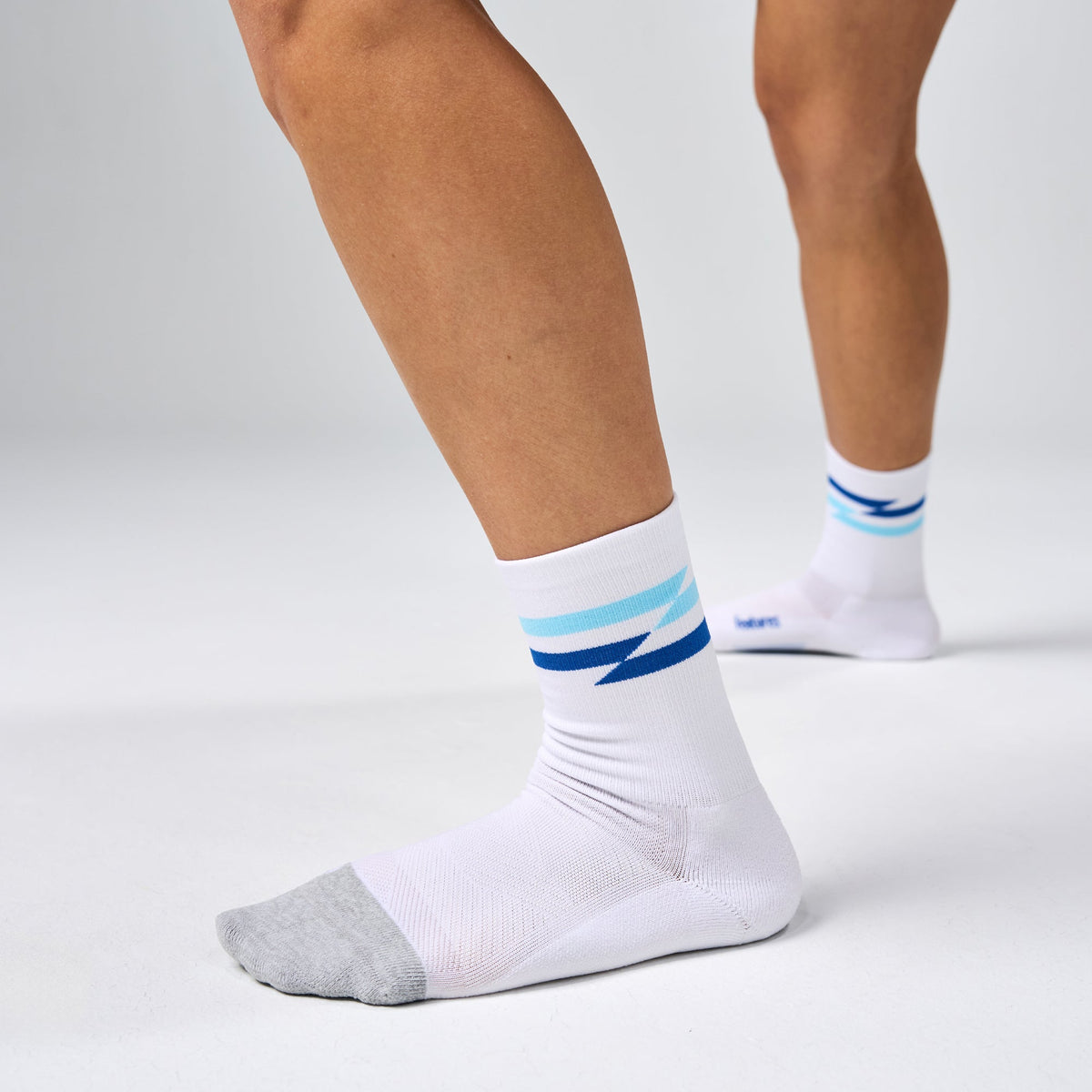 Feetures Elite Light Cushion Mini Crew sock in White Track — heel detail #Color_White Track