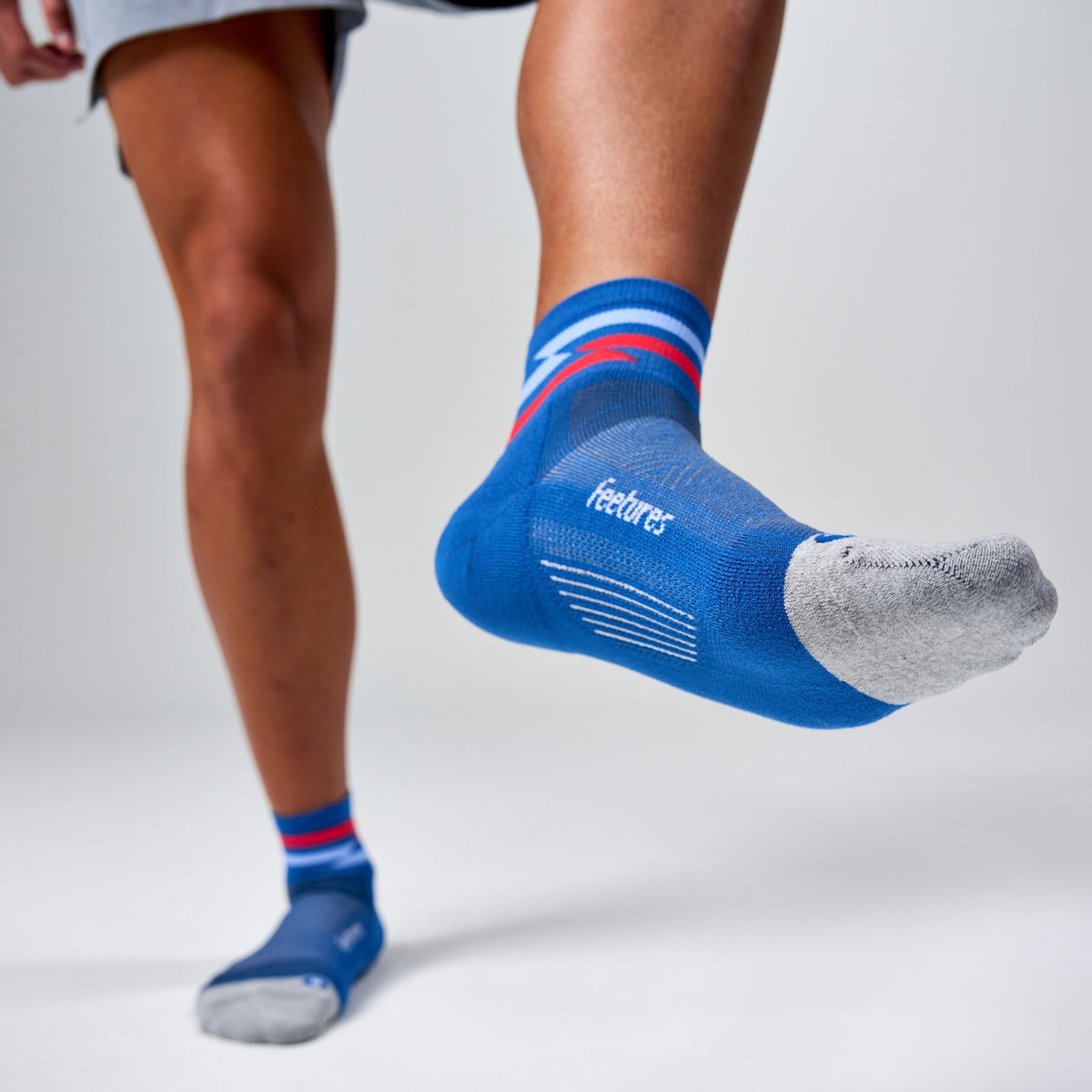 Feetures Elite Light Cushion Quarter sock in Blue Track — heel detail #Colour_Blue Track