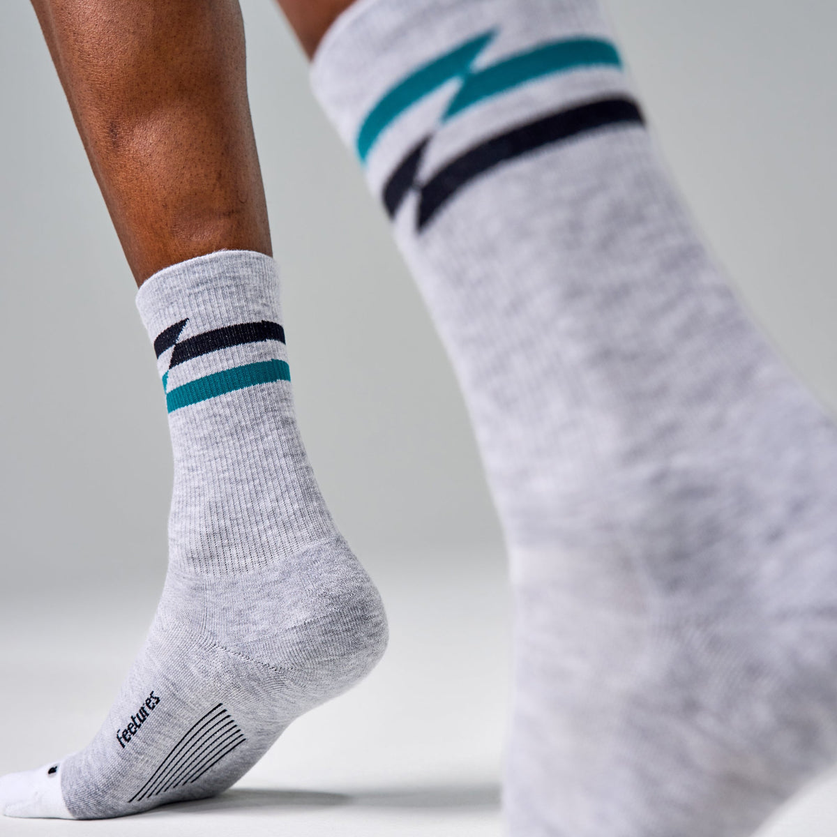 Feetures Elite Max Cushion Mini Crew sock in Gray Track — heel detail #Color_Gray Track