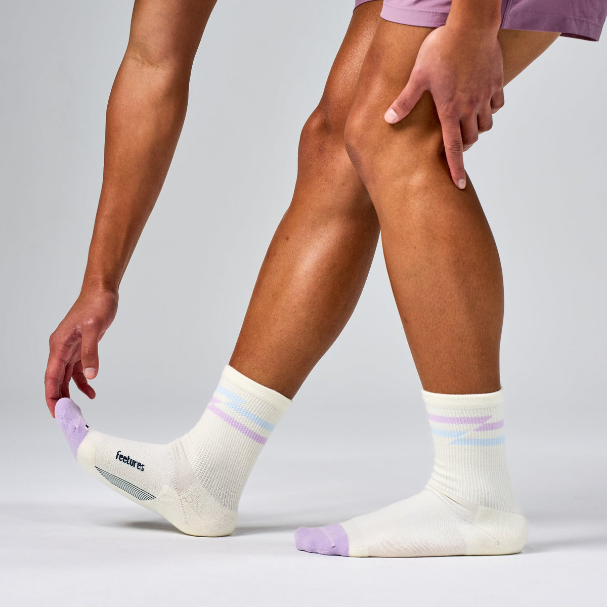 Feetures Elite Max Cushion Mini Crew sock in Soft Track — heel detail #Color_Soft Track