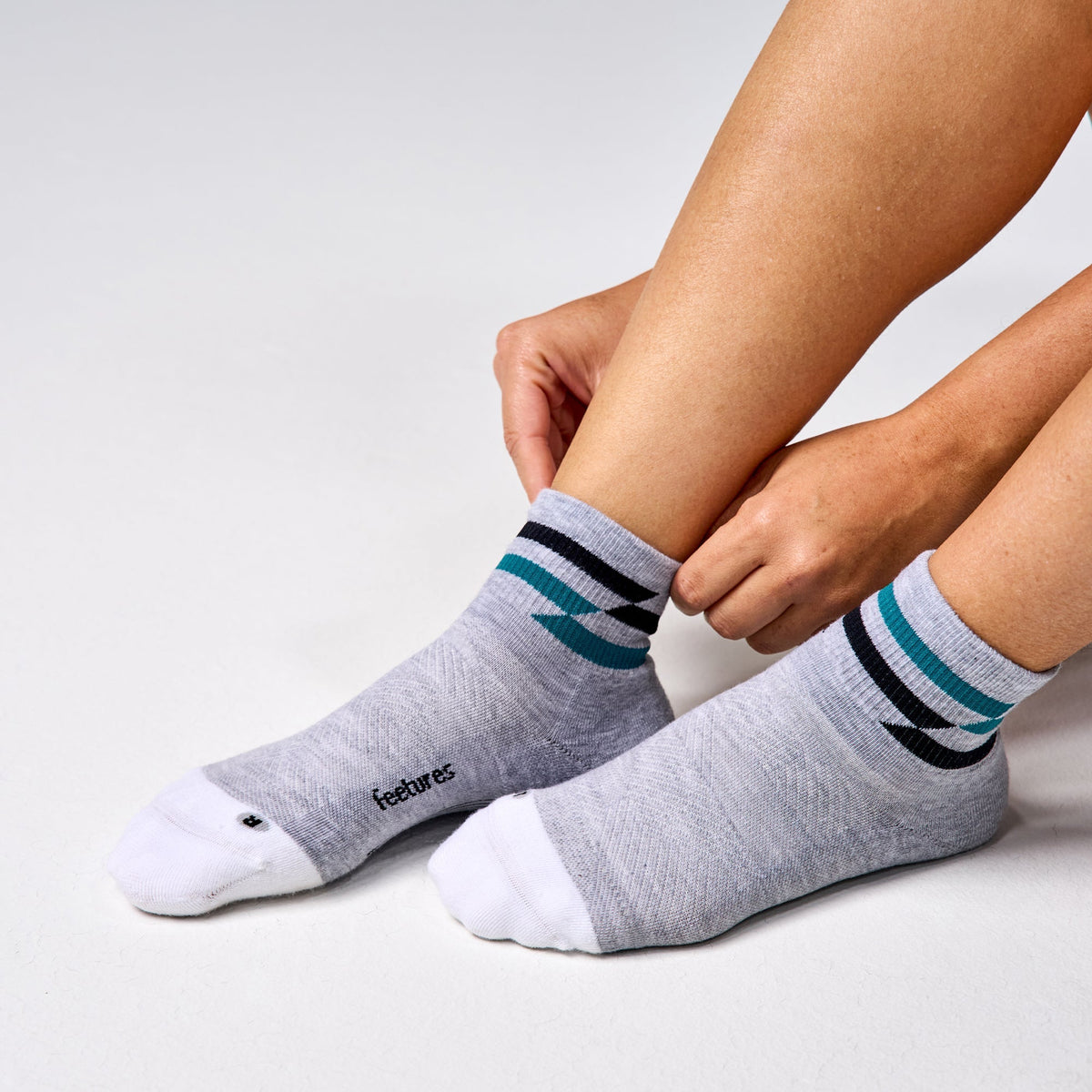 Feetures Elite Max Cushion Quarter sock in Gray Track — heel detail #Colour_Gray Track