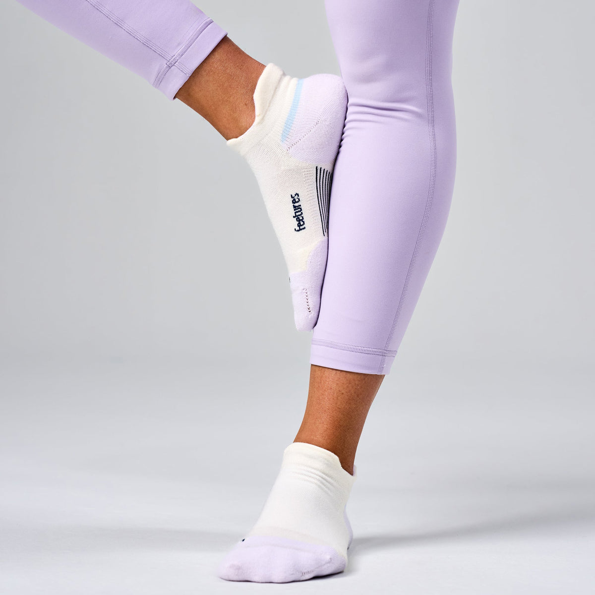 Feetures Elite Max Cushion Tab sock in Lilac Breeze — heel detail #Colour_Lilac Breeze
