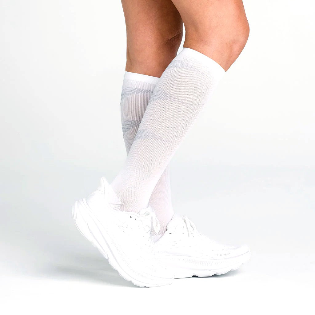 Feetures Graduated Compression Light Cushion Knee High sock in White — heel detail #Color_White